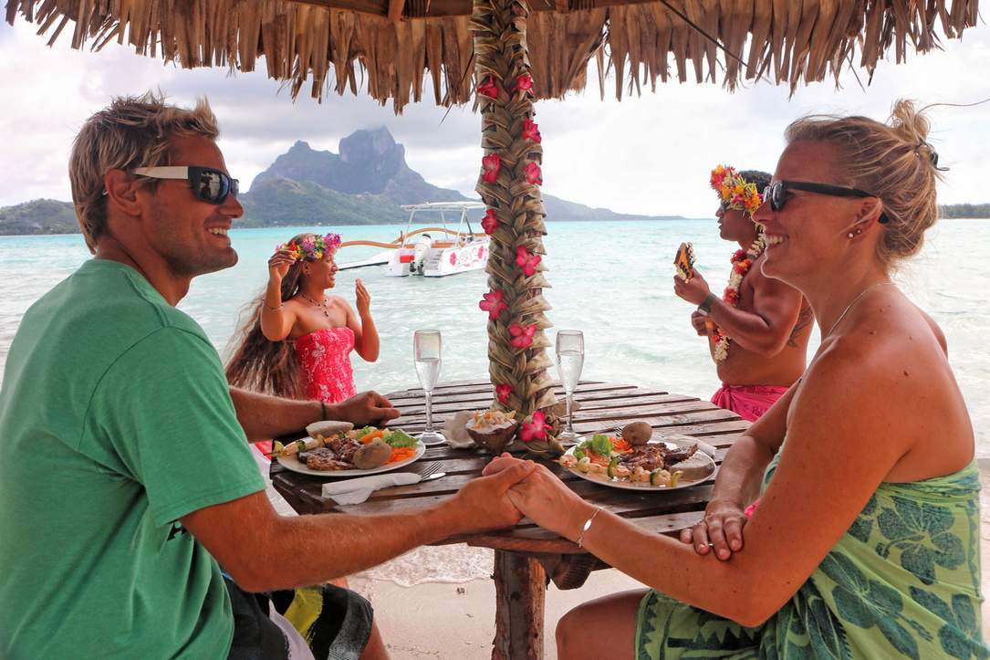 deluxe-tours-bora-bora-motu-picnic-private-table