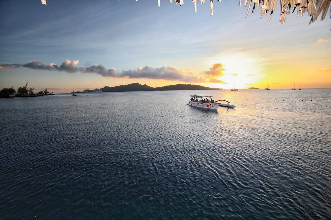 bora-bora-sunset-combo-restaurant-stjames